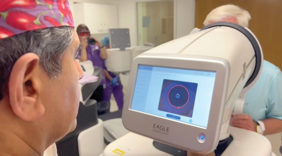 Fig. 5. The surgeon uses a screen interface for visualization rather than a gonio lens.